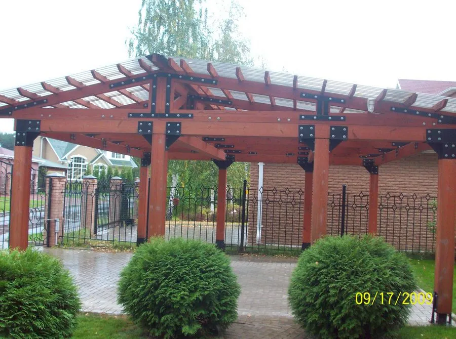 Массивный деревянный навес