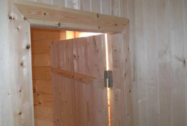 Деревянные двери в баню своими руками