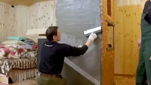 Приклеиваем малярную сетку