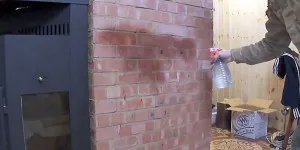 Обрызгиваем кирпич водой