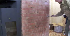 Очищаем швы щеткой