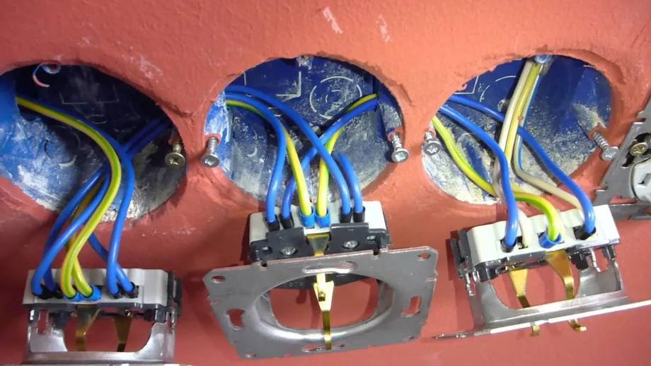 В заземленной розетке не четыре, а шесть проводов