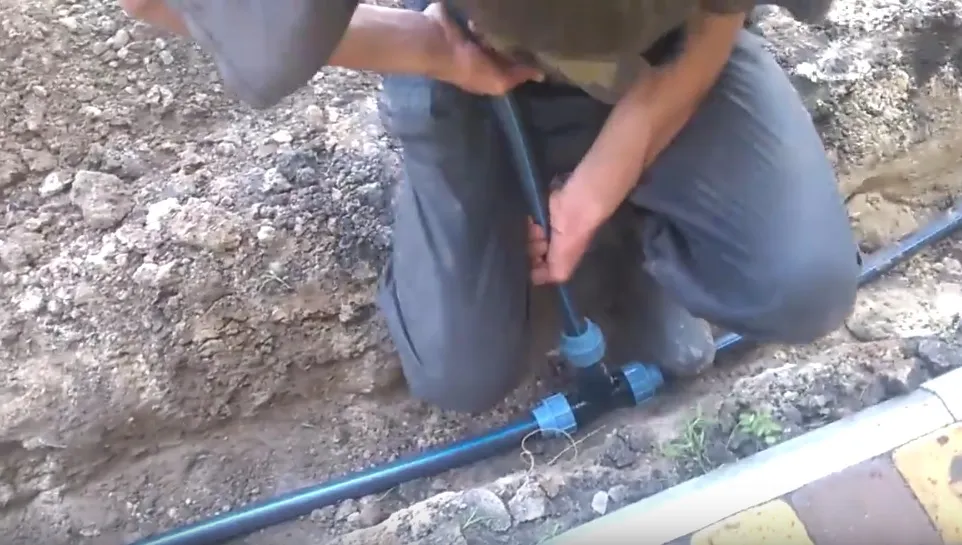 Подсоединение трубы, которая будет вести воду к дождевателю-спринклеру