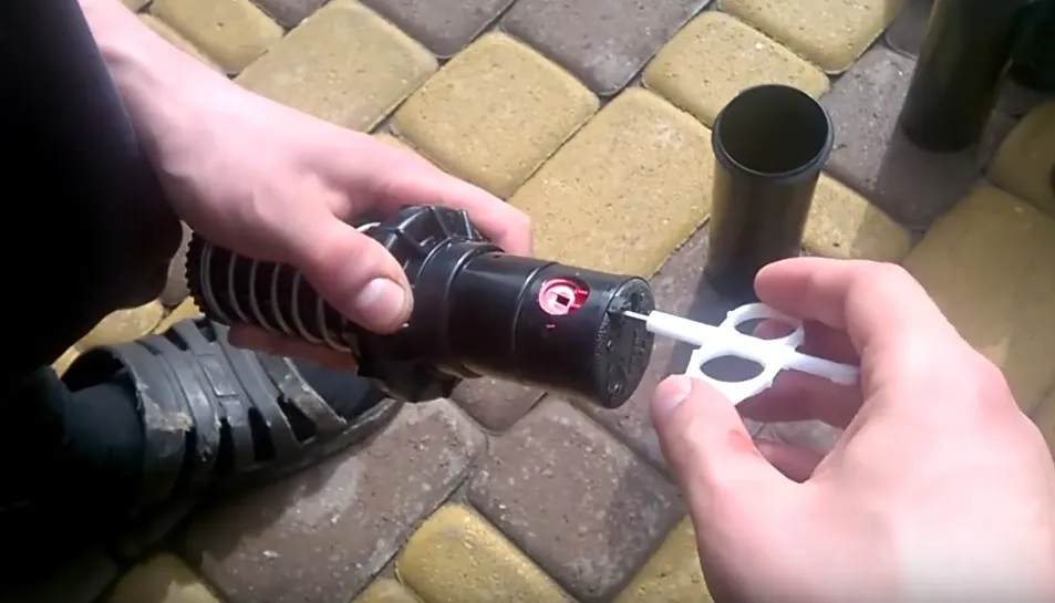 Закручивание винта форсунки