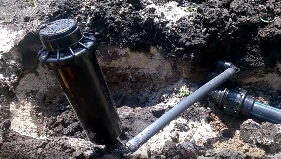 Дождеватель подключен к шарнирному колену