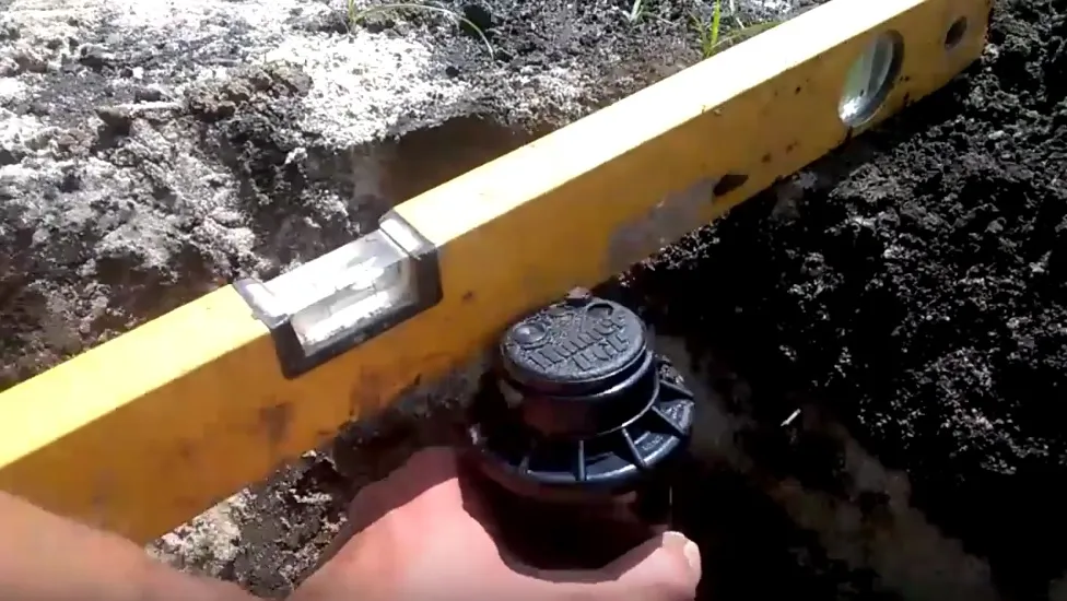 Дождеватель выставляется с помощью уровня