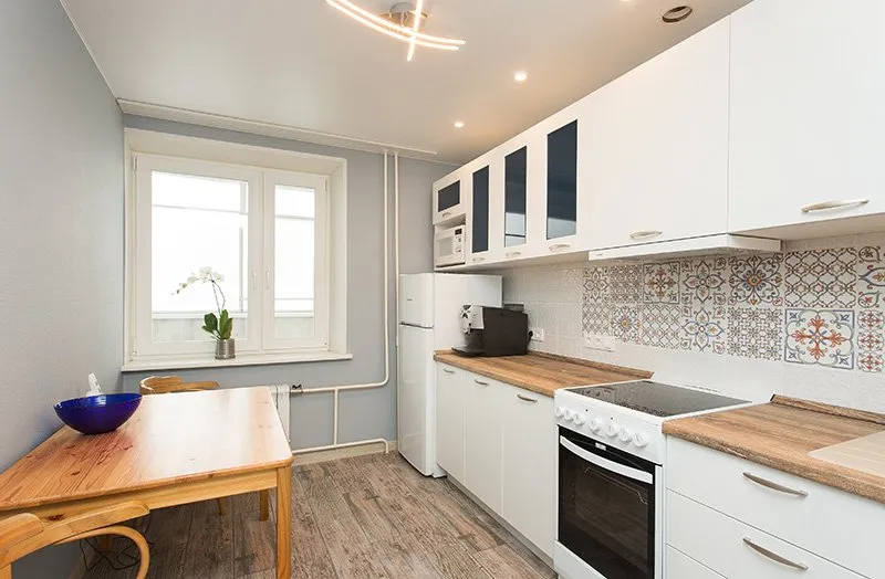 светлый кухонный гарнитур