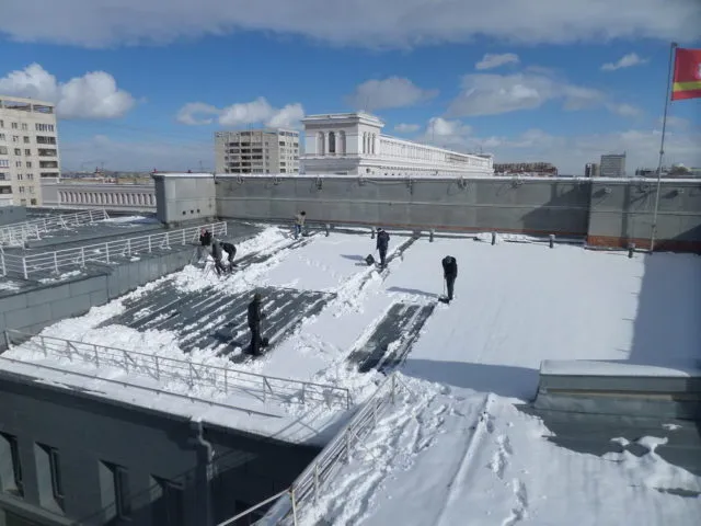 Чистка снега с крыши дома своими руками