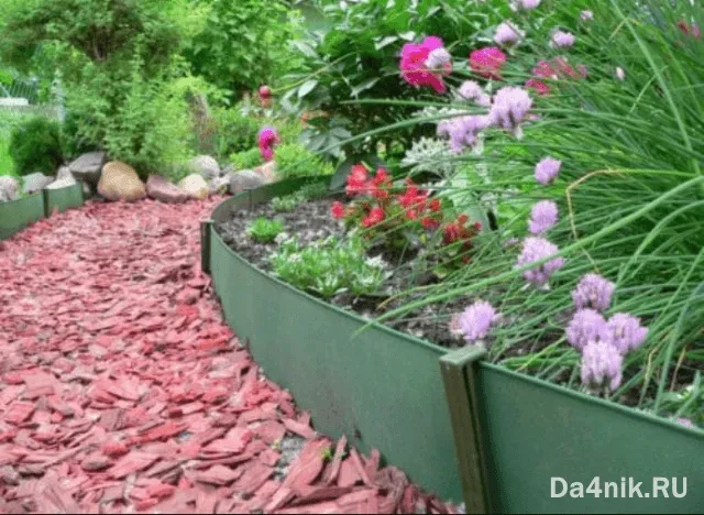 Ограждения для грядок из пластика: плюсы и минусы материала, идеи для оформления