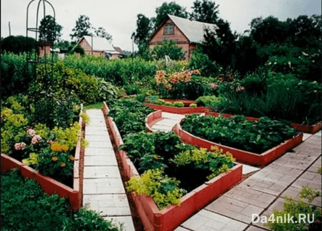 Ограждения для грядок из пластика: плюсы и минусы материала, идеи для оформления
