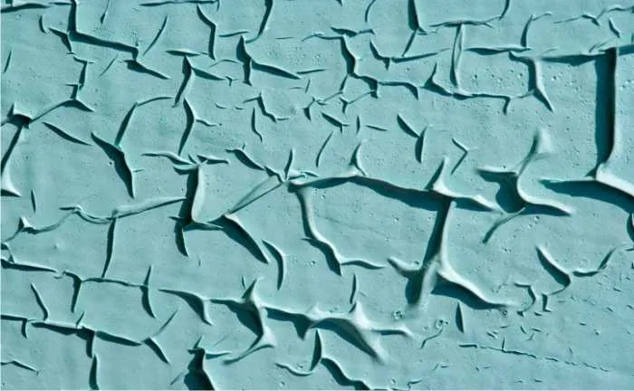 Старая краска на стенах