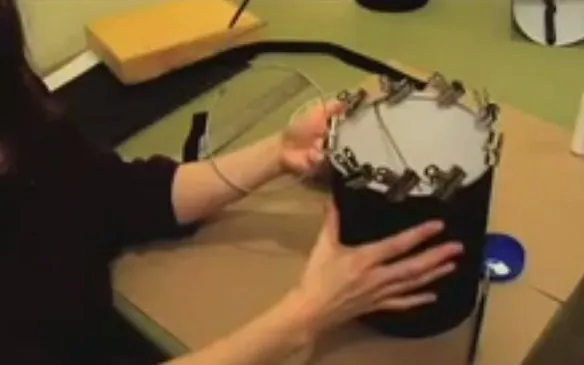 Зажмите зажимами Зажмите зажимами