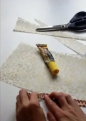 Приклеиваете к краю бумаги ленту Приклеиваете к краю бумаги ленту