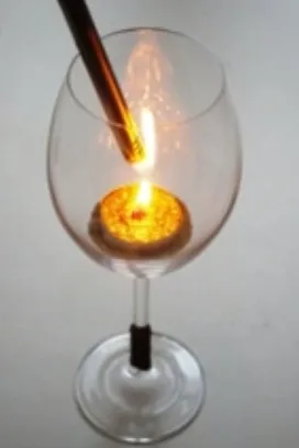 Насыпаете песок, сверху свечку и зажигаете ее Насыпаете песок, сверху свечку и зажигаете ее