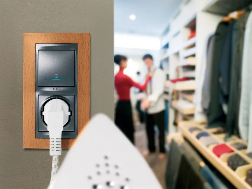 Благодаря совмещенному корпусу розетки и выключателя можно не делать лишние отверстия в стене и сэкономить полезное пространство Благодаря совмещенному корпусу розетки и выключателя можно не делать лишние отверстия в стене и сэкономить полезное пространство