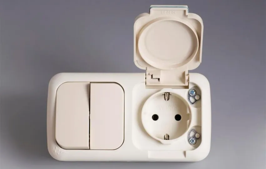 Защитная шторка для розетки защищает устройство от негативных внешних воздействий Защитная шторка для розетки защищает устройство от негативных внешних воздействий