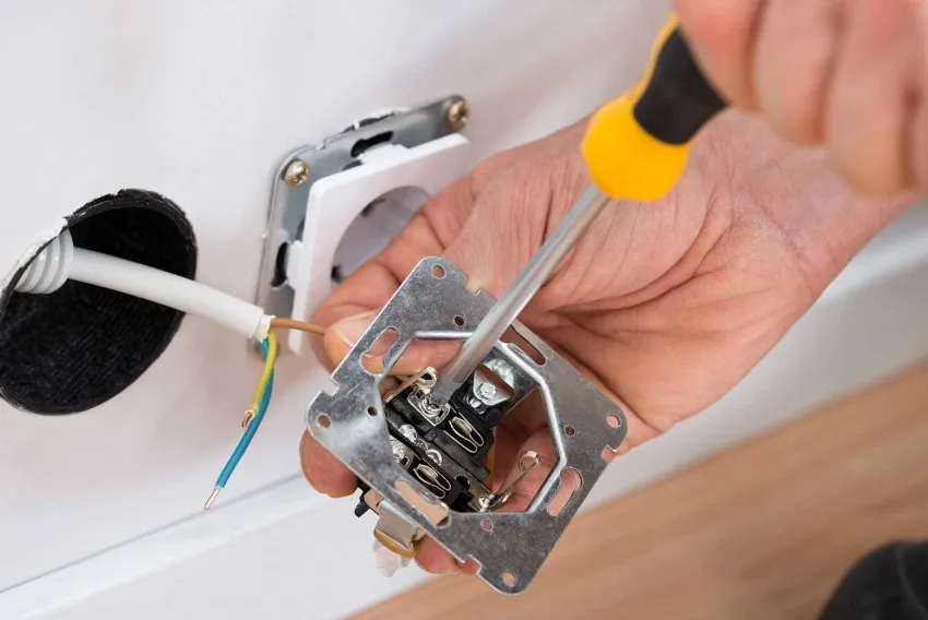 Две или более розеток подключаются к электрической цепи параллельно Две или более розеток подключаются к электрической цепи параллельно