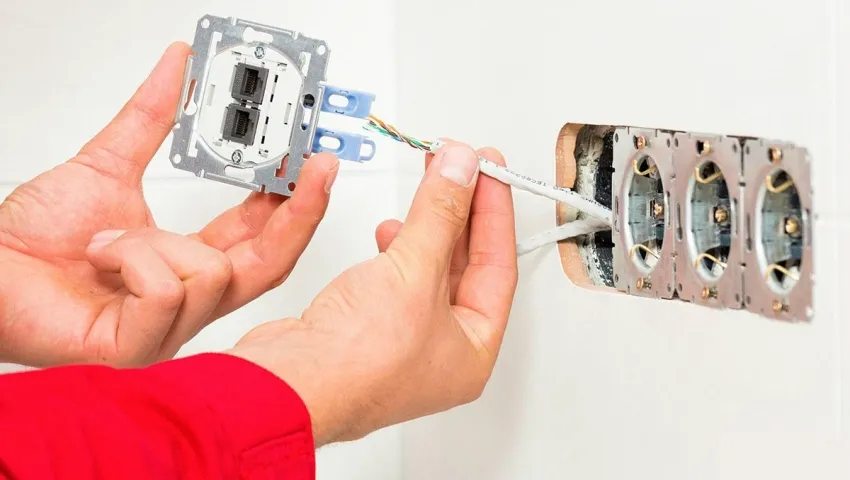 Многие производители предлагают съемный внешний корпус розеток, что позволяет подключить в одном месте розетку, выключатель, слоты для других коммуникаций и даже встроенную USB-зарядку Многие производители предлагают съемный внешний корпус розеток, что позволяет подключить в одном месте розетку, выключатель, слоты для других коммуникаций и даже встроенную USB-зарядку