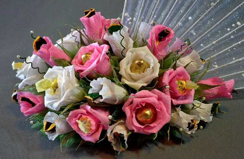 Великолепный цветочно-шоколадный букет украсит любой праздник