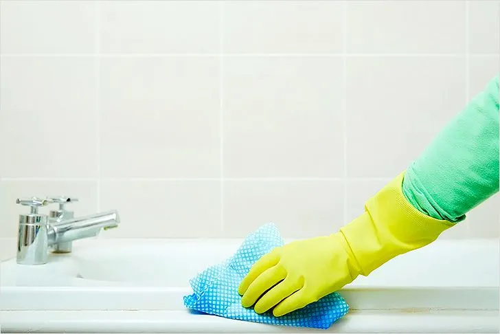 Акриловые ванны запрещено чистить абразивами и жесткими щетками