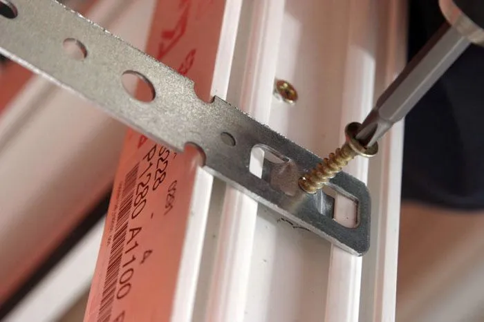 Монтаж самореза с использованием отвёртки