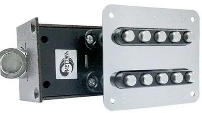 Dvernoi zamok mekhanicheskii