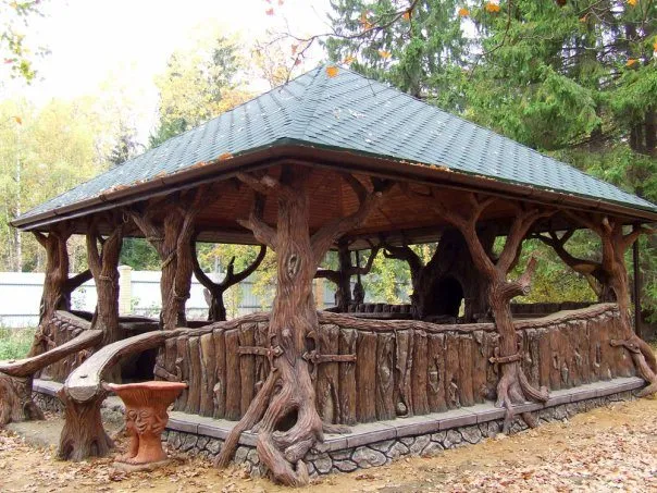 – сказочный домик из отполированных бревен На фото – сказочный домик из отполированных бревен