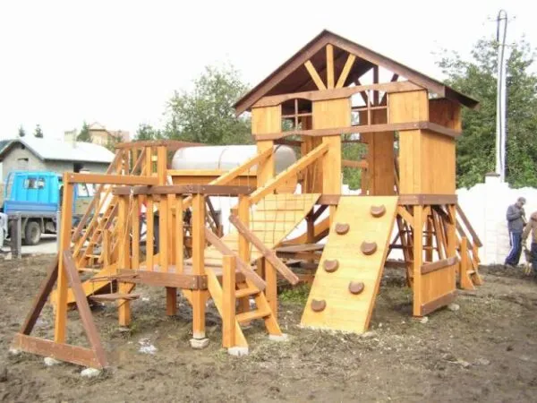 Такой детский тренажер на дачном участке нетрудно построить самостоятельно Такой детский тренажер на дачном участке нетрудно построить самостоятельно