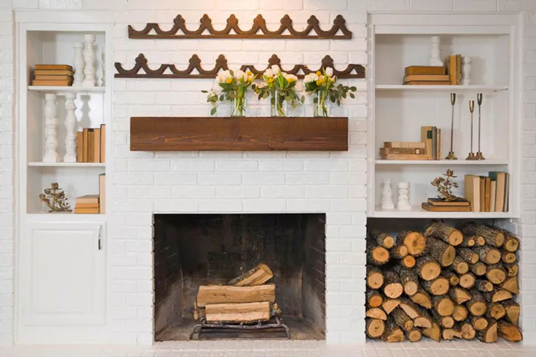 Камин с дровницей