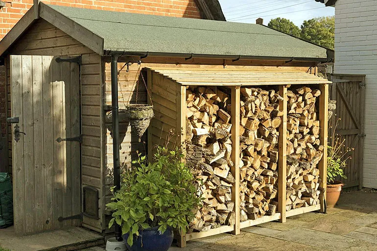 Стационарный дровник на улице