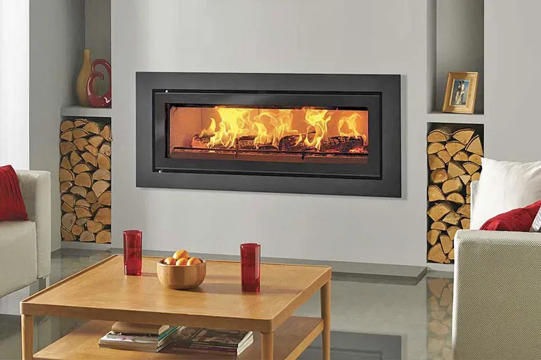 Стационарный дровник в комнате