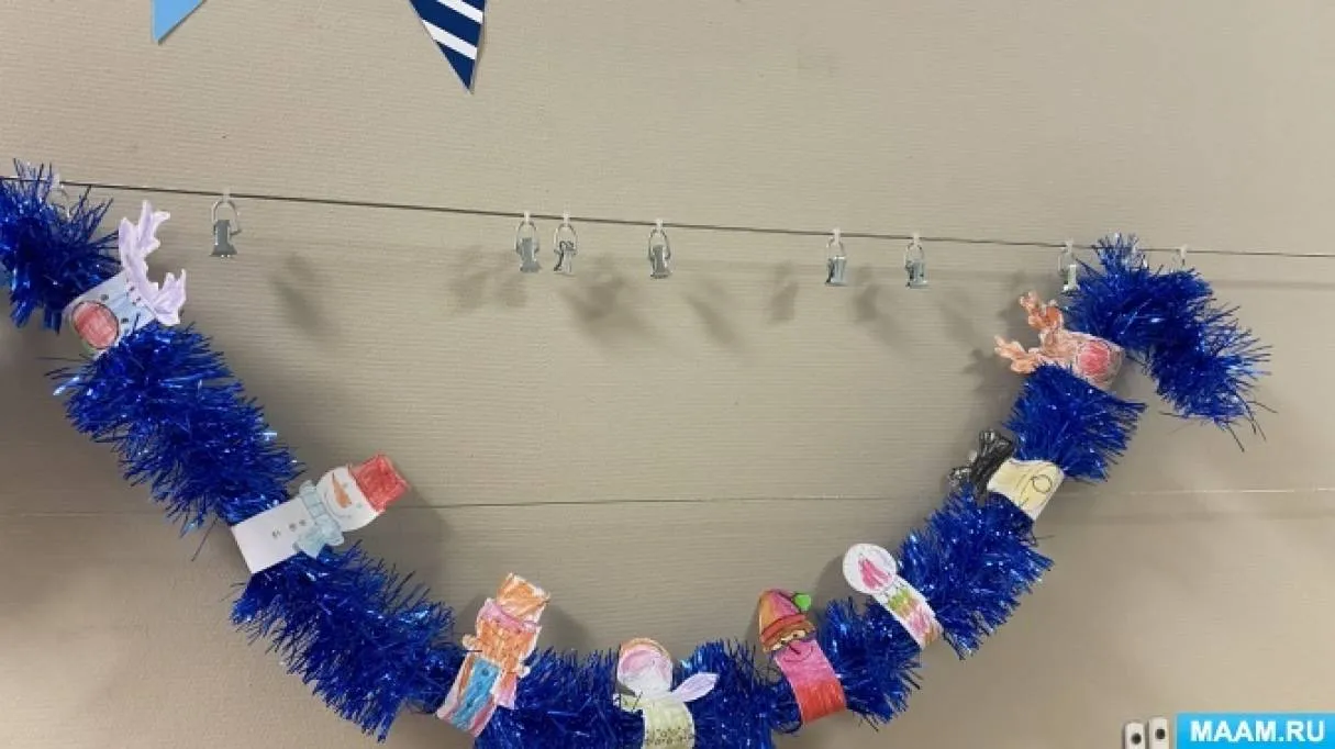 Гирлянда с новогодними украшениями. Коллективная работа в старшей группе