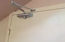 Установка доводчиков недорого в Москве