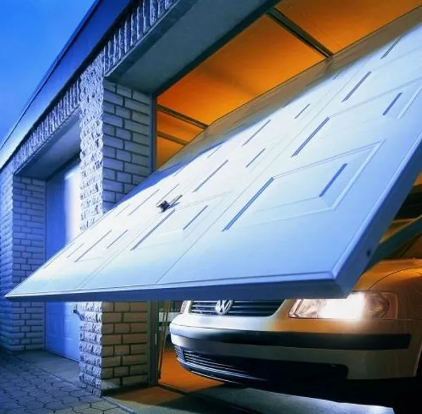 Пример поворотных гаражных ворот