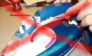 Вскрытие верхней крышки утюга столовым ножом