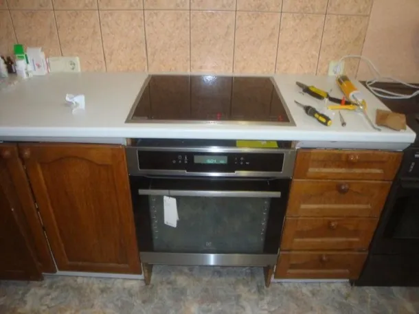 Установка электрической варочной панели: крепление и подключение