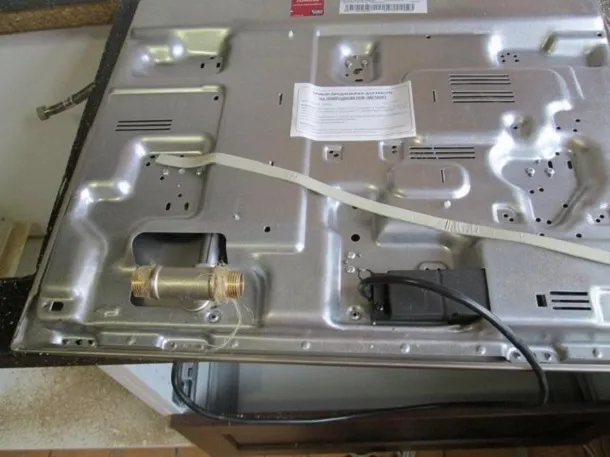 Установка электрической варочной панели: крепление и подключение