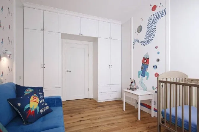 Шкаф вокруг двери в детской