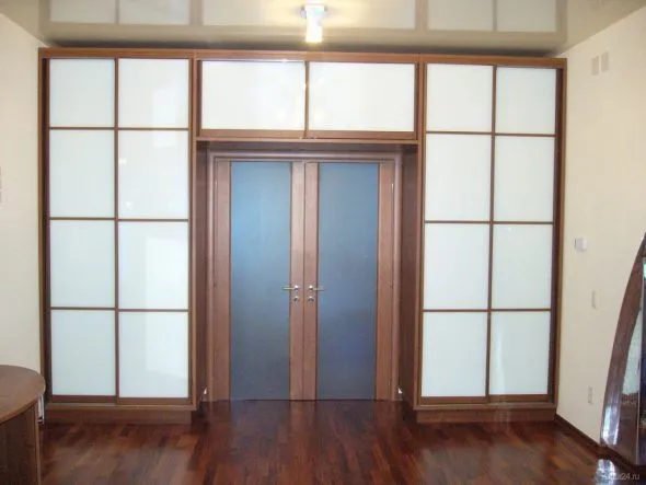 Шкаф-купе вокруг дверного проема на заказ